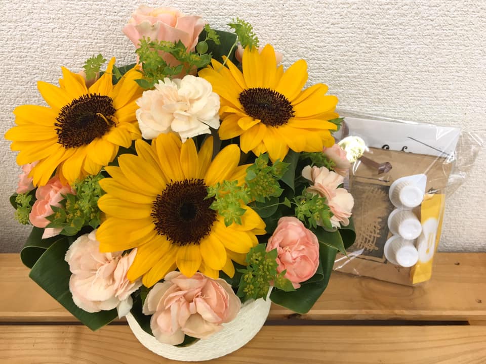 季節限定、人気のひまわりとバラのアレンジメント